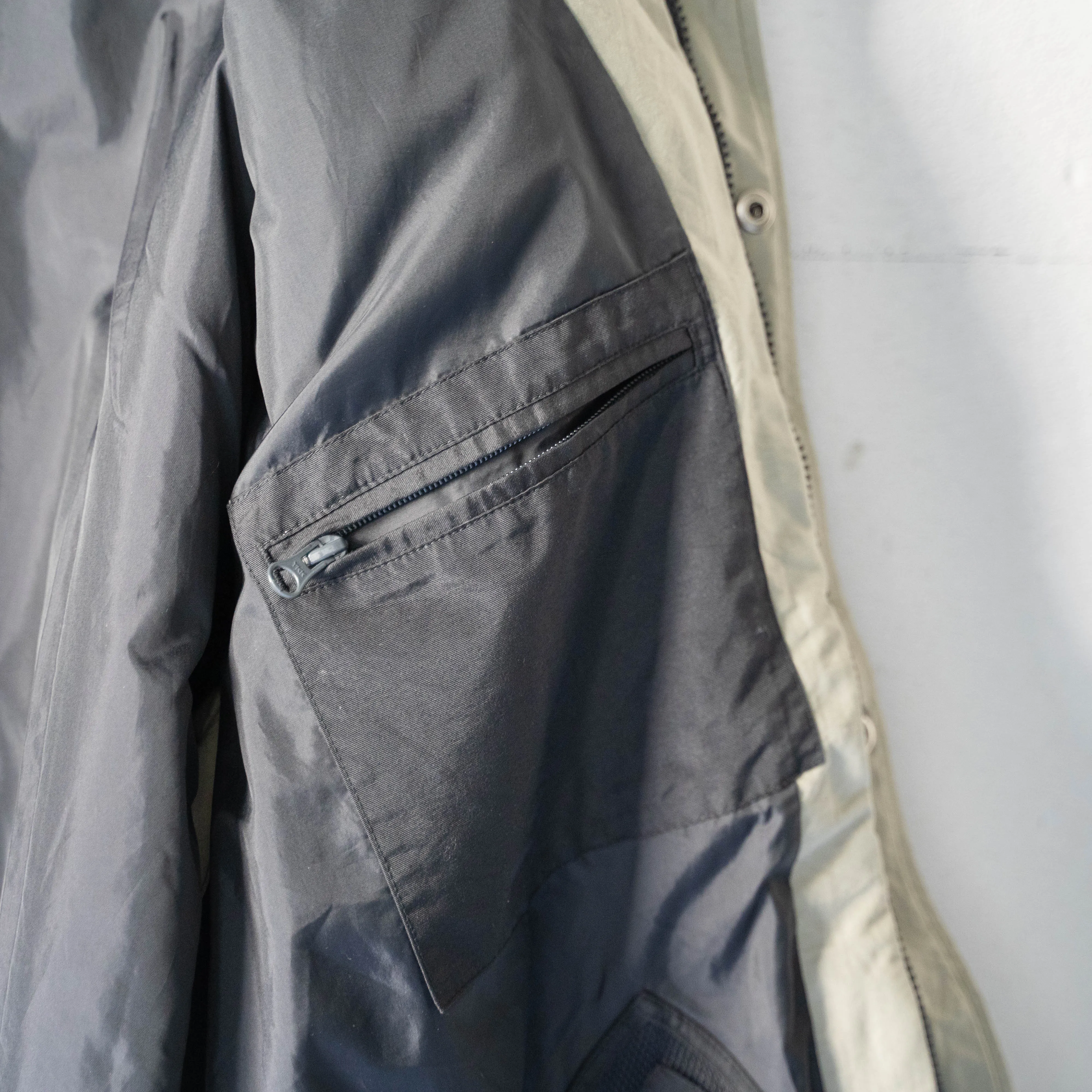 Sure! Here’s an optimized title for the e-commerce product:

Vintage 1990s GAP Greige Nylon Outdoor Jacket - Lightweight, Waterproof, Stylish & Functional