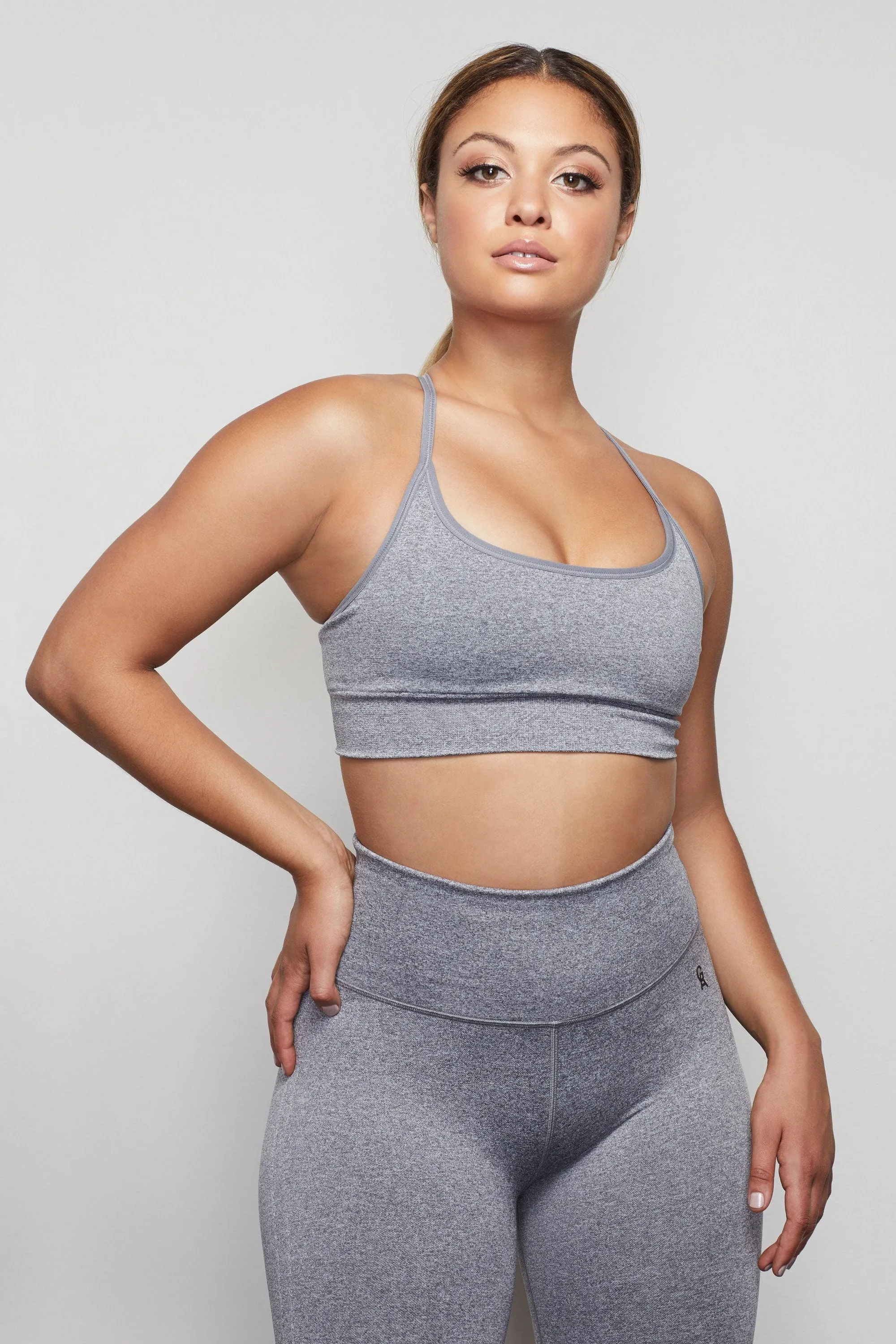THE SEAMLESS FIT SPORTS BRA | HEATHER GREY001