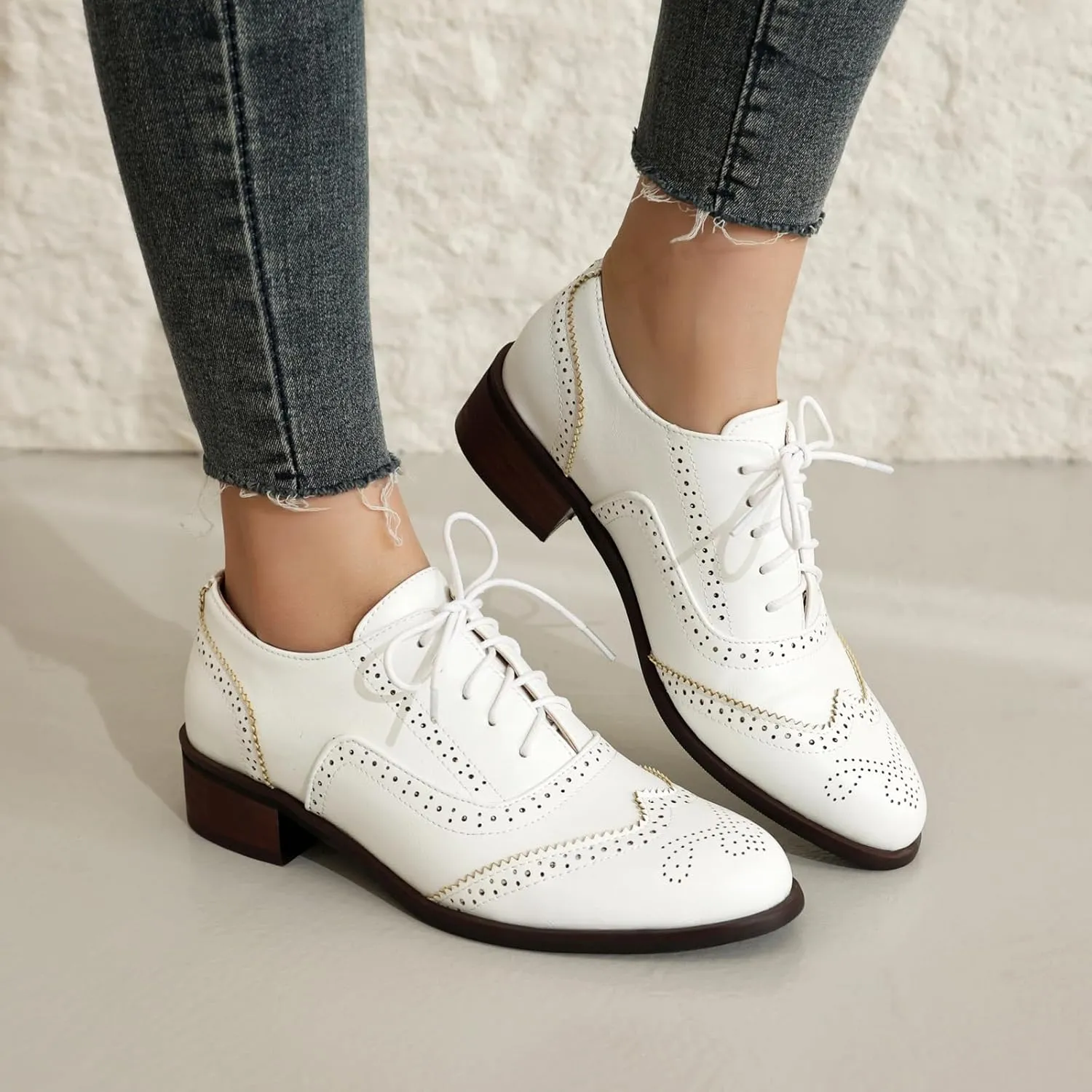 Women's Perforated Lace Up Oxfords Pumps Round Toe Low Chunky Heel Block Patchwork Wingtip Brogues Casual Comfortable Derby Saddle Shoes