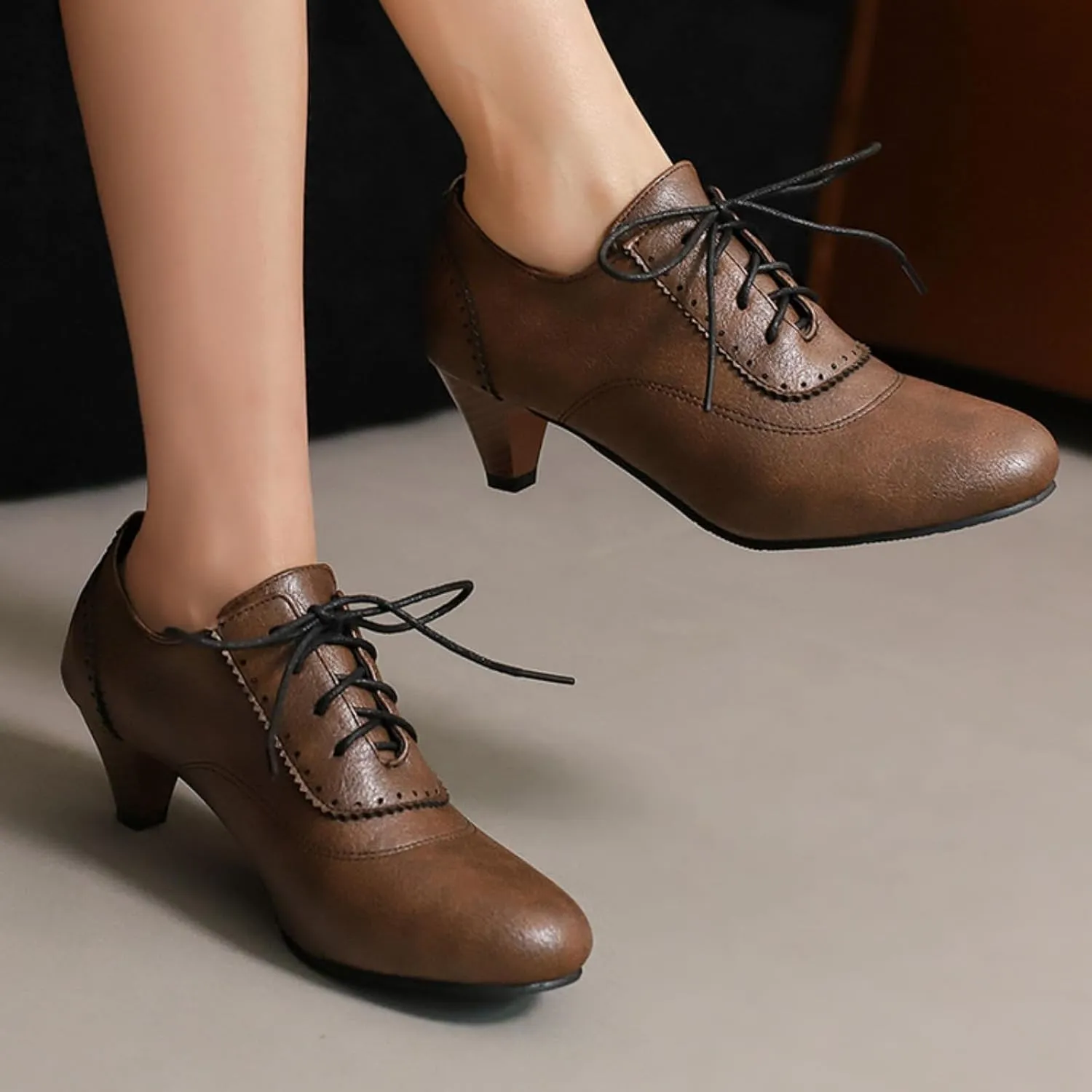 Women's Vintage Leather Lace Up Oxfords Brogues Shoes Classic Round Toe Kitten Low Chunky Heels Casual Office Work Dress Pumps